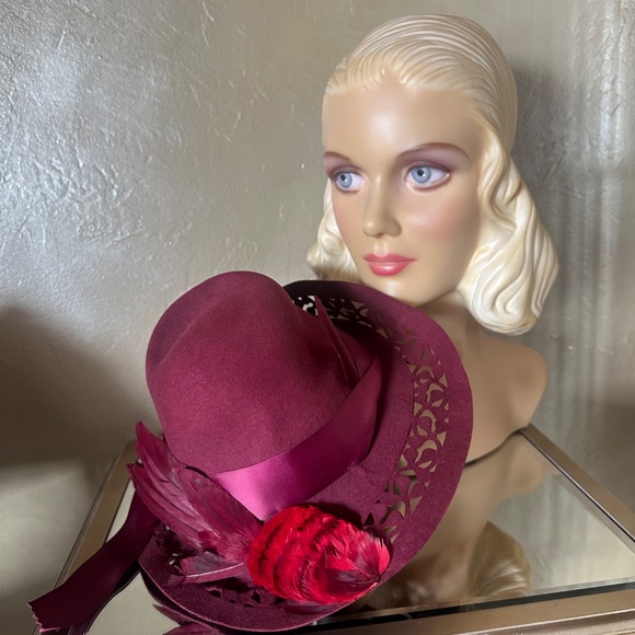 STRIKING 1940s\' BURGUNDY FELT FEDORA WITH BRIM CUTOUTS AND FEATHER \